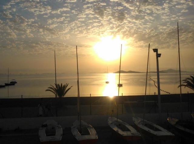 Embarcaciones con la puesta de sol